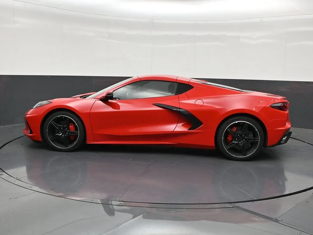 2024 Chevrolet Corvette Stingray 2LT photo 2