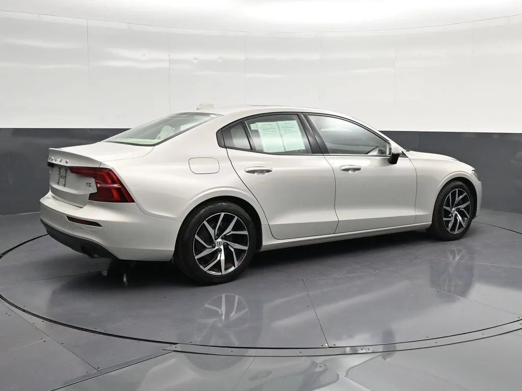 2020 Volvo S60 T5 Momentum photo 3