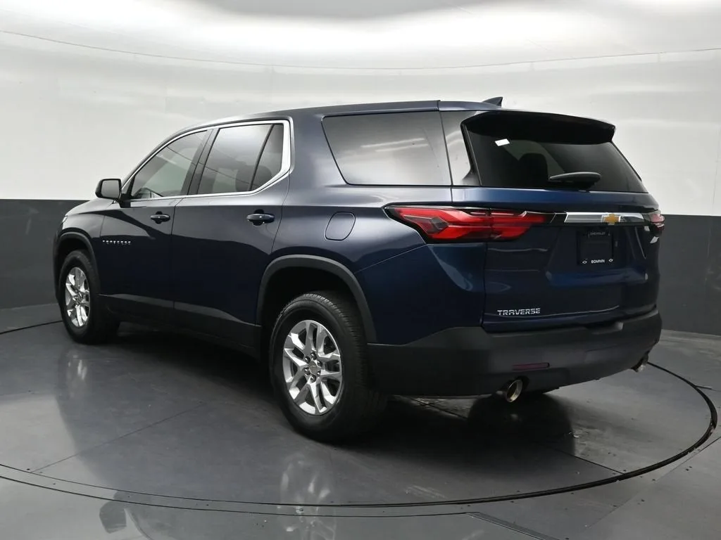 2023 Chevrolet Traverse LS photo 3