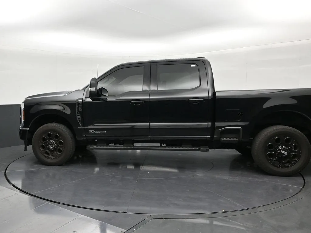 2025 Ford F-250 LARIAT photo 2