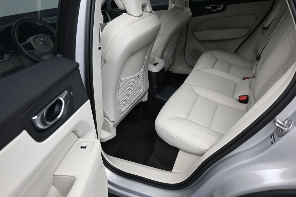 2025 Volvo XC60 Plug-In Hybrid Plus photo 11