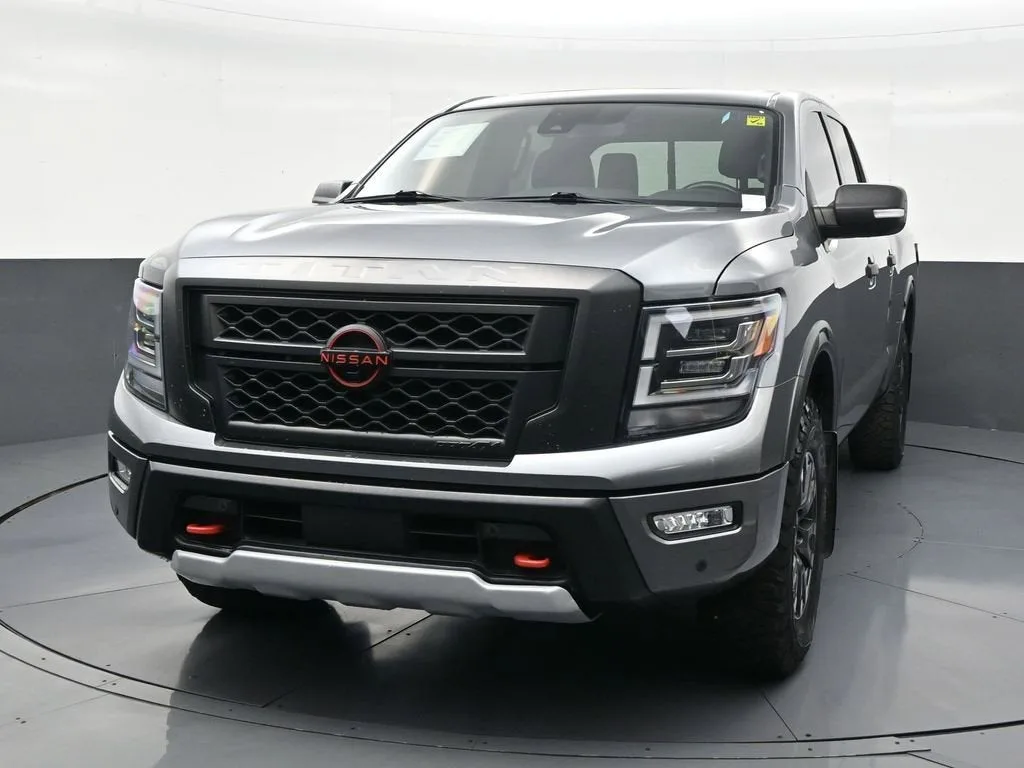 2023 Nissan TITAN Crew Cab PRO-4X 4x4 photo 8