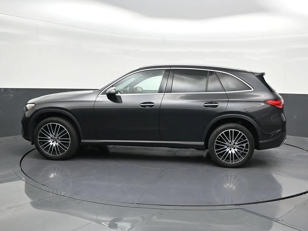 2024 Mercedes-Benz GLC 300 SUV photo 2