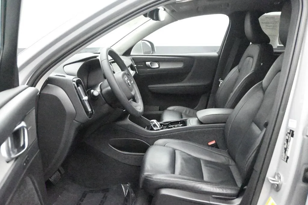 2023 Volvo XC40 B5 Plus Bright Theme photo 12
