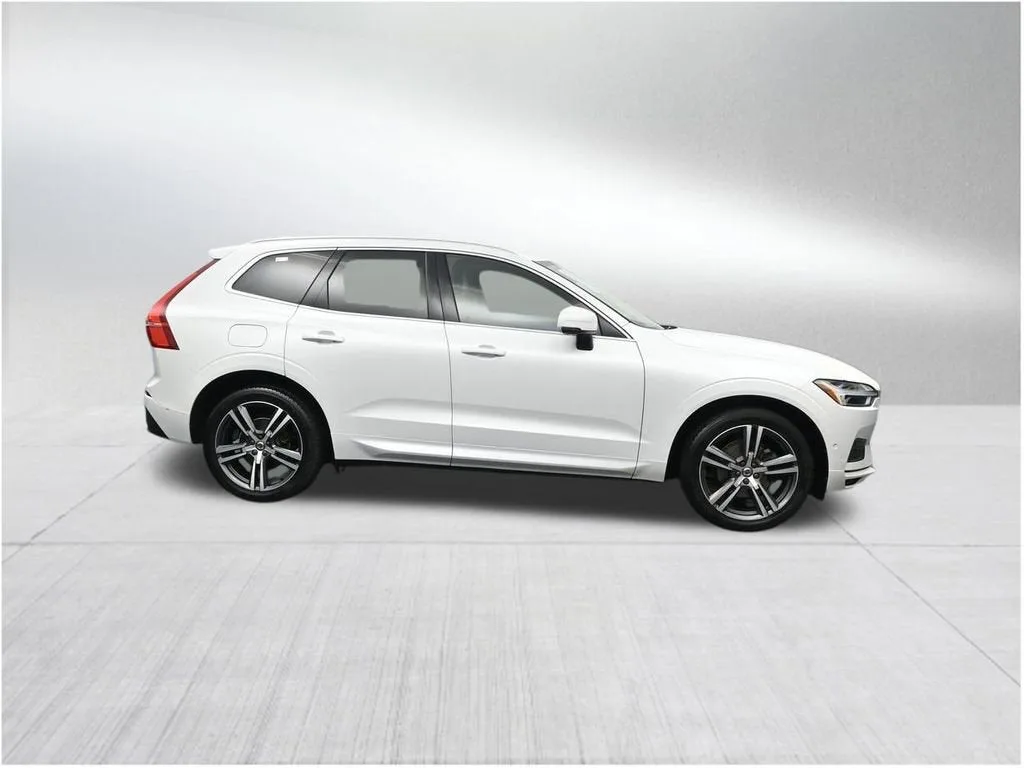 2018 Volvo XC60 Momentum photo 6