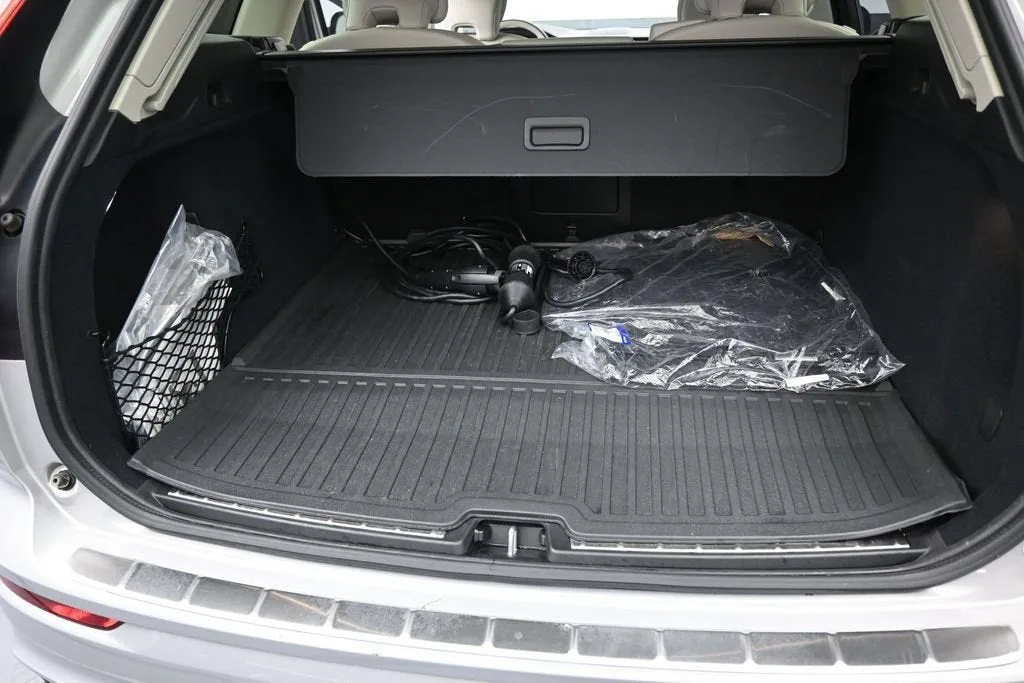 2025 Volvo XC60 Plug-In Hybrid Plus photo 12