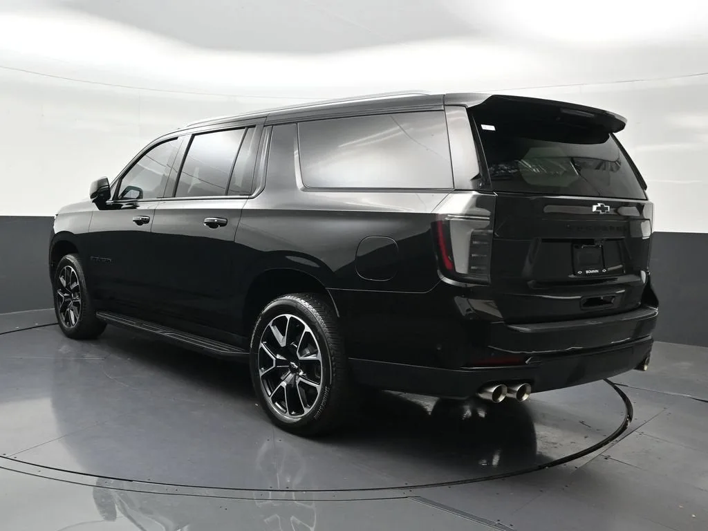 2025 Chevrolet Suburban RST photo 3