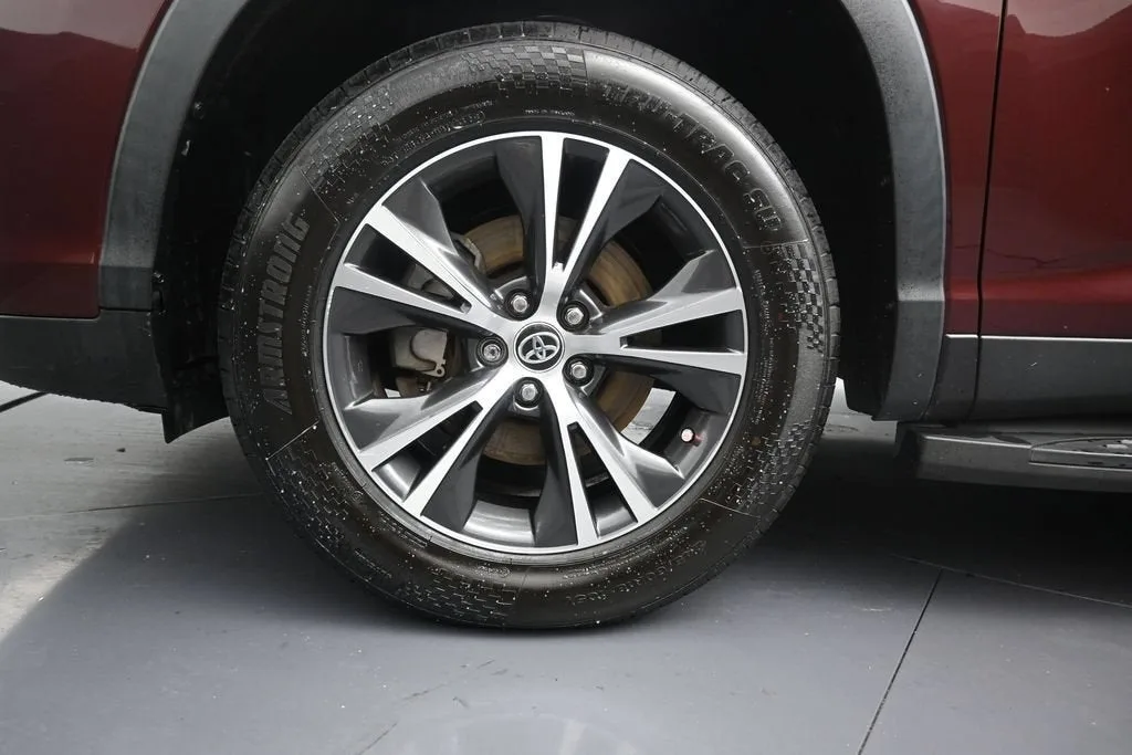 2019 Toyota Highlander LE photo 10