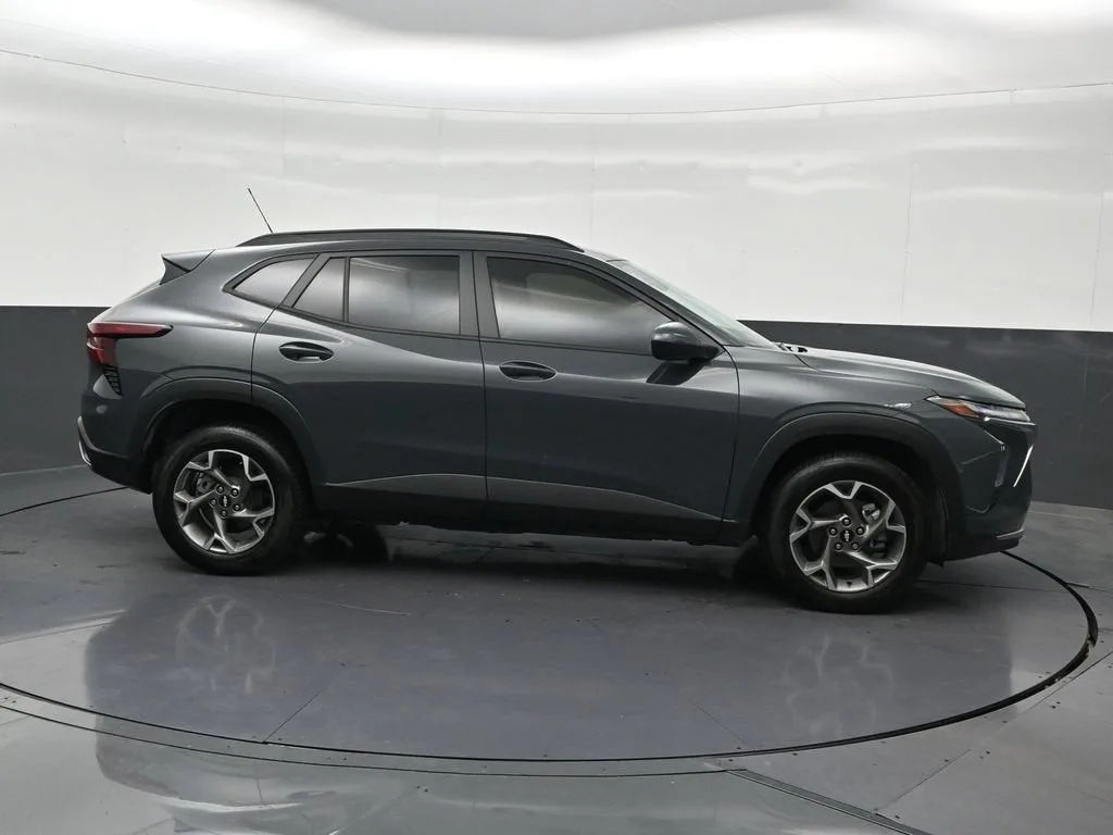 2025 Chevrolet Trax LT photo 7