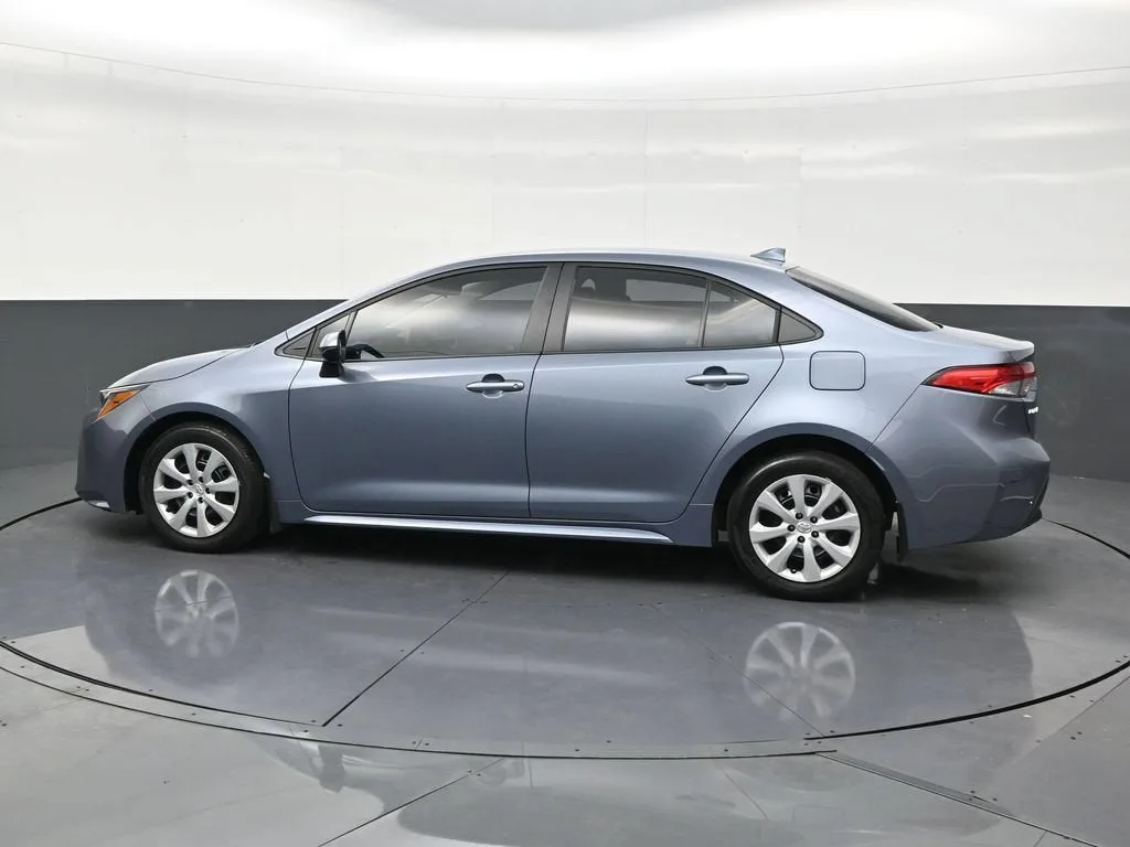 2025 Toyota Corolla LE photo 2