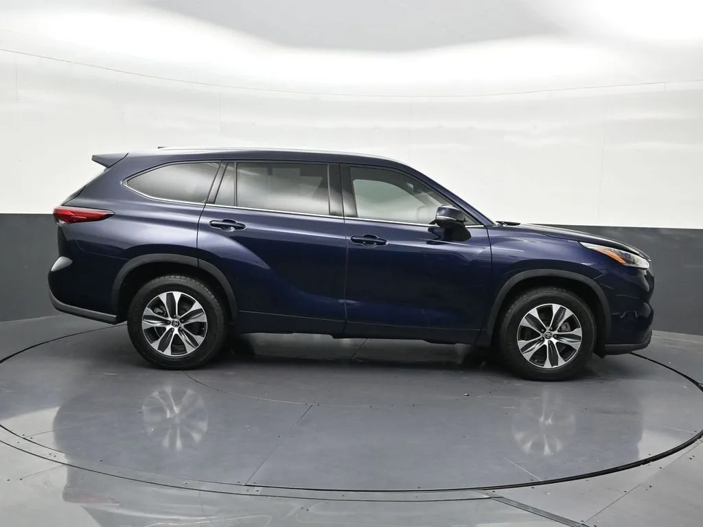 2021 Toyota Highlander XLE photo 7
