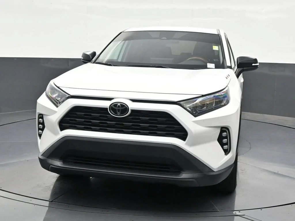 2022 Toyota RAV4 LE photo 9
