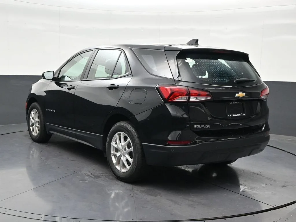 2024 Chevrolet Equinox LS photo 3