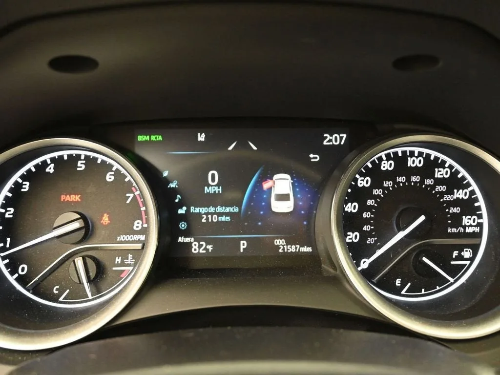 2022 Toyota Camry XLE photo 11