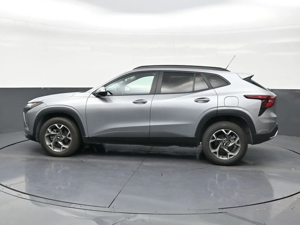 2024 Chevrolet Trax LT photo 2