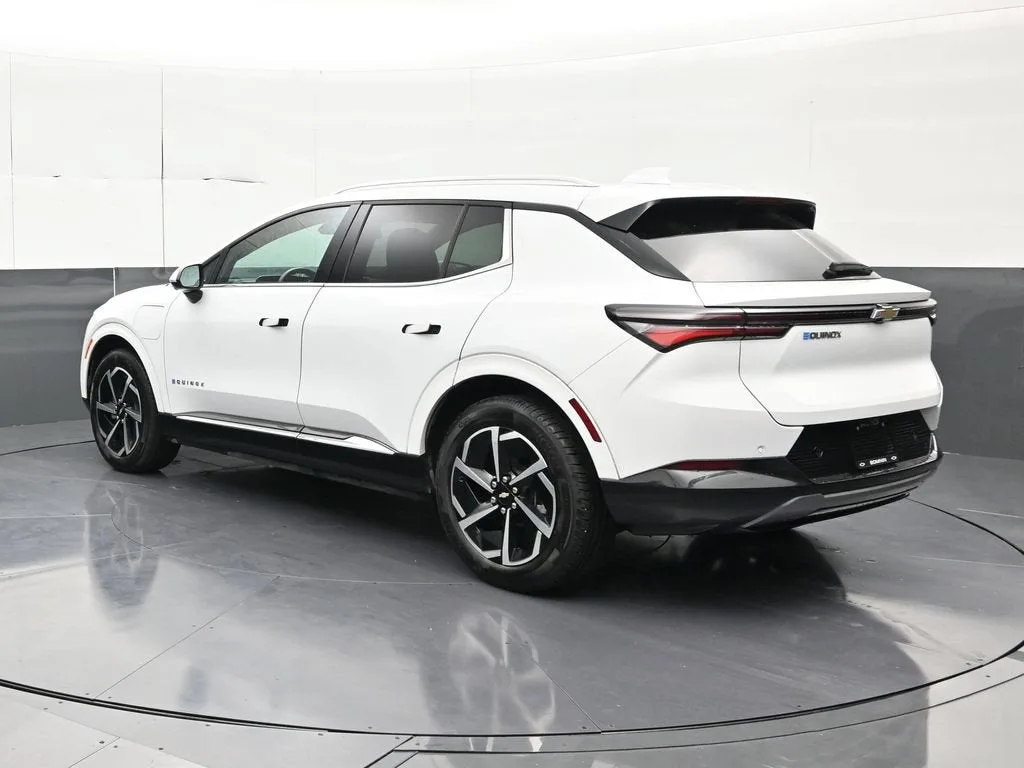 2025 Chevrolet Equinox EV LT photo 3