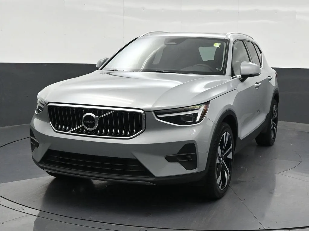2024 Volvo XC40 B5 Plus Bright Theme photo 9