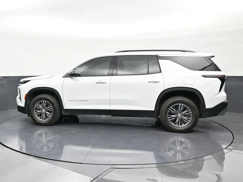2025 Chevrolet Traverse LT photo 2