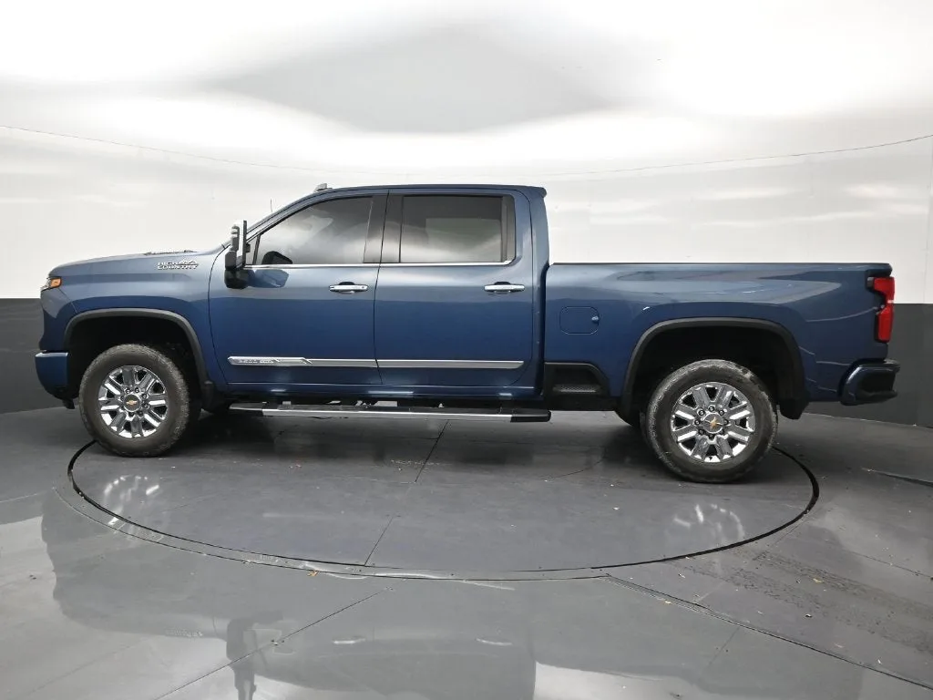 2025 Chevrolet Silverado 2500 HD High Country photo 2