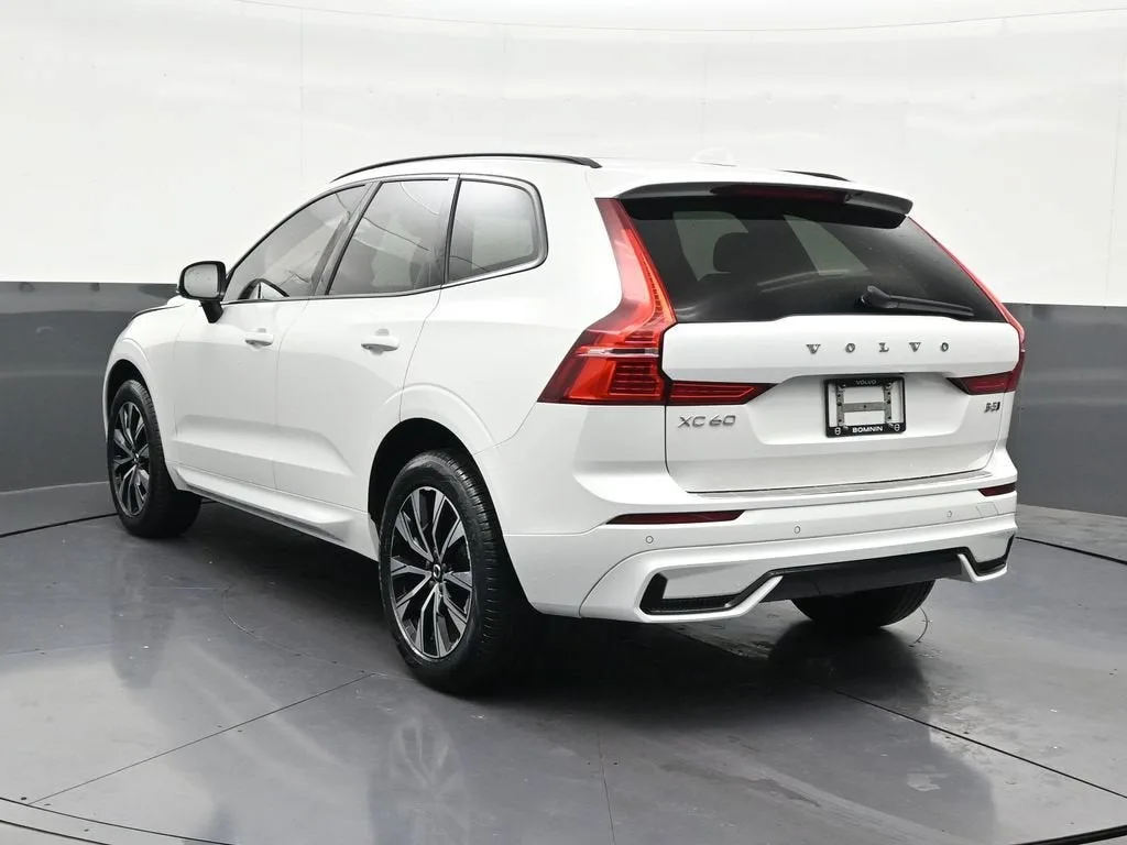 2024 Volvo XC60 B5 Core Dark Theme photo 3