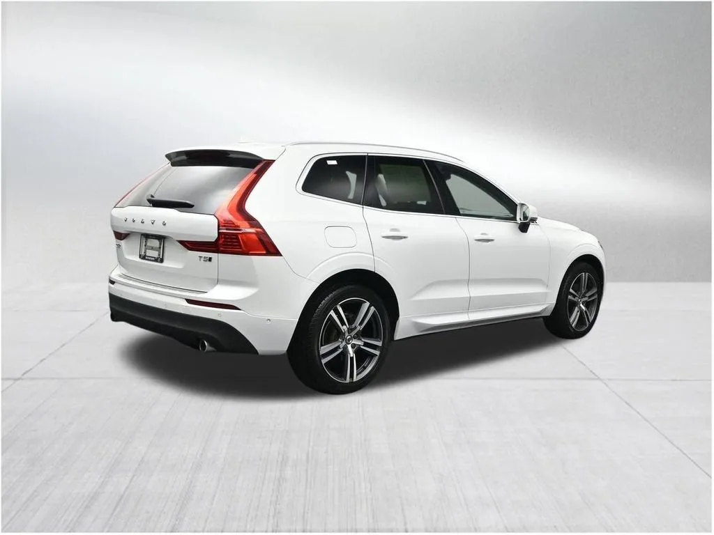 2018 Volvo XC60 Momentum photo 5