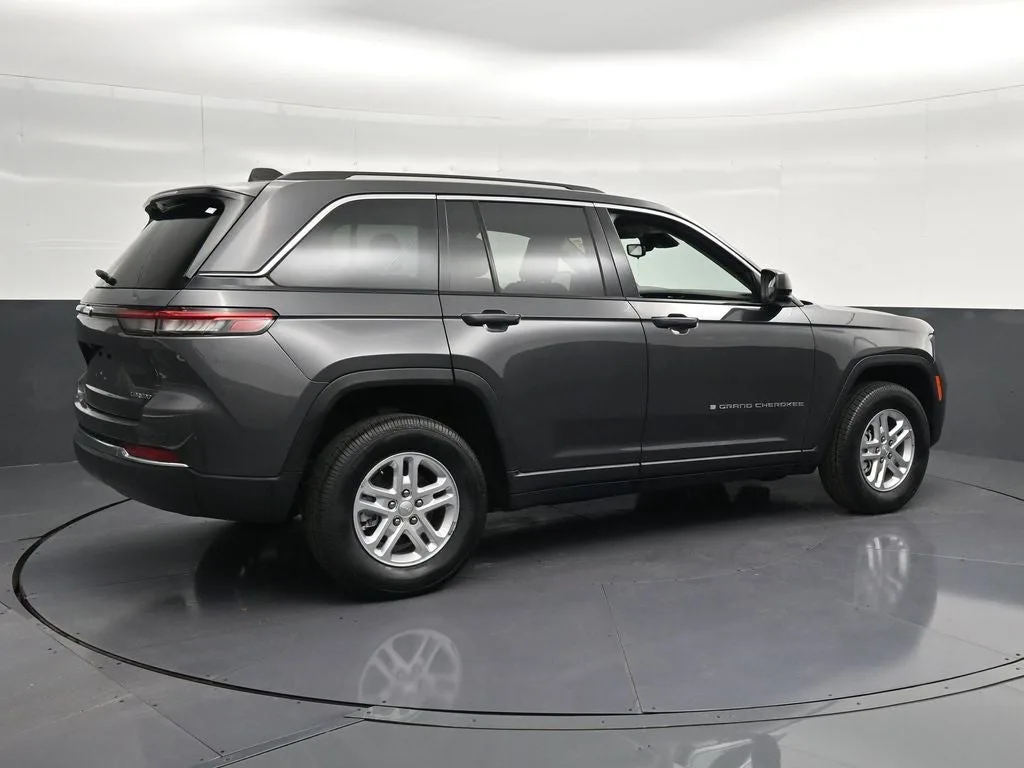 2023 Jeep Grand Cherokee Laredo photo 3