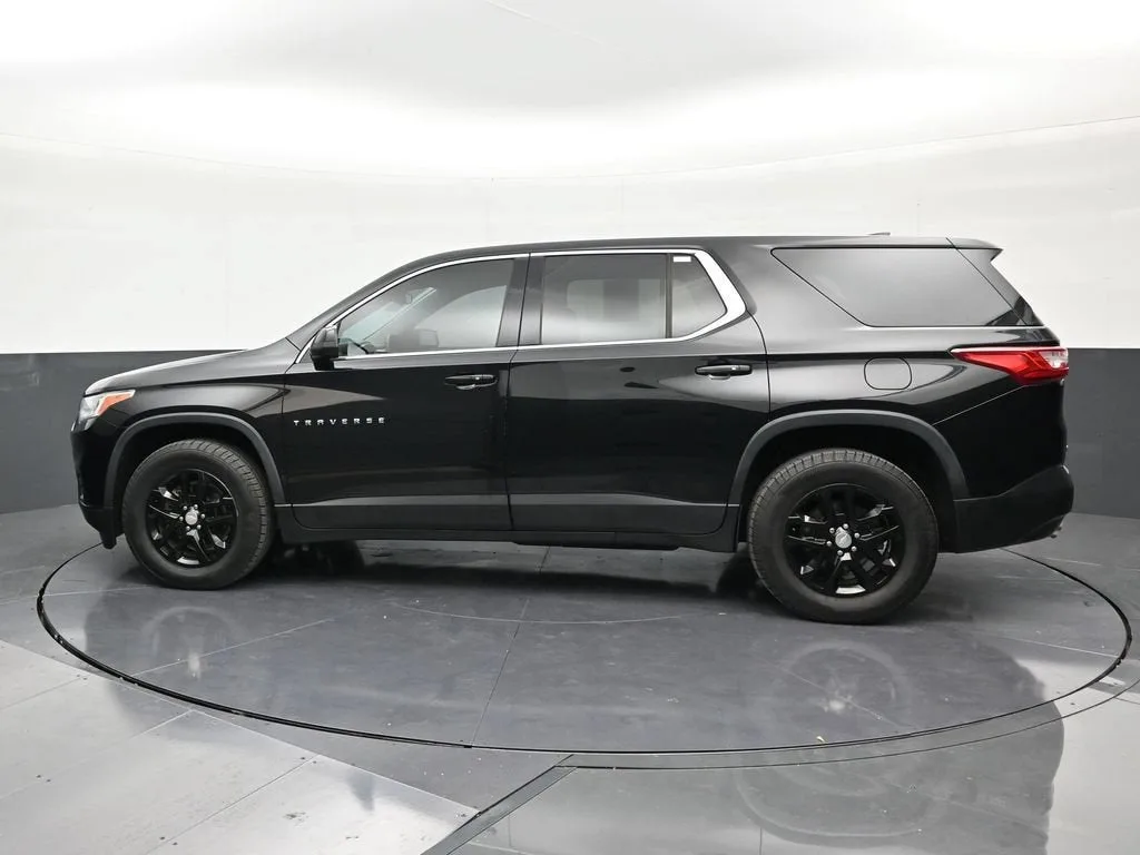 2021 Chevrolet Traverse LS photo 2