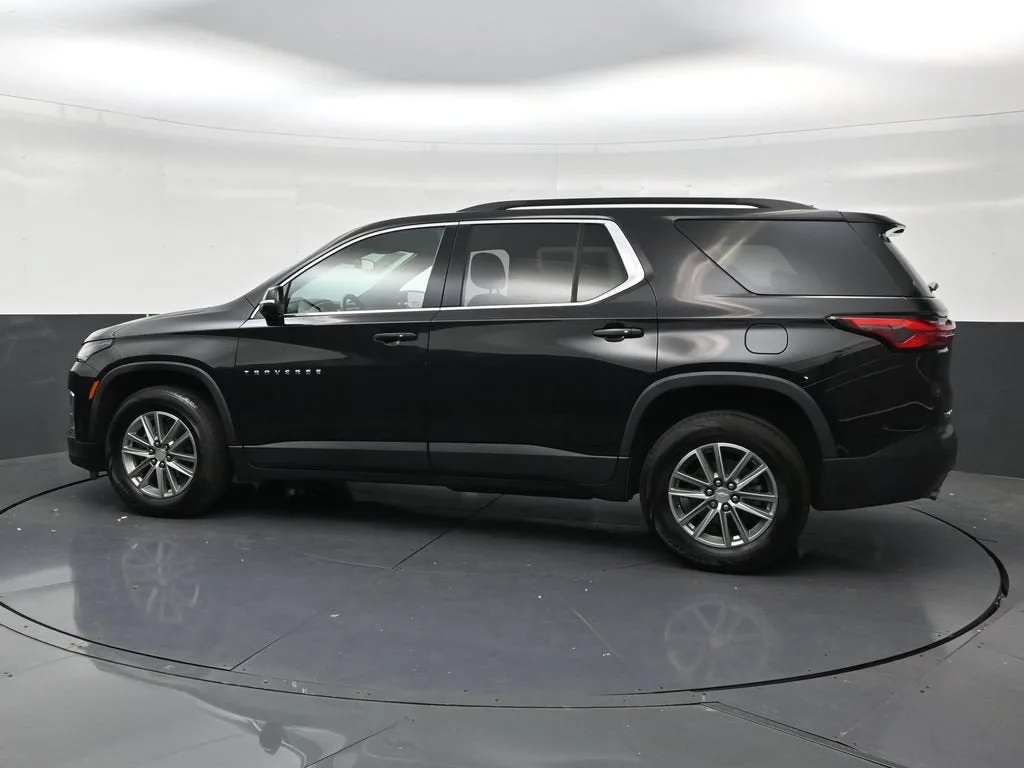 2023 Chevrolet Traverse LT Cloth photo 2
