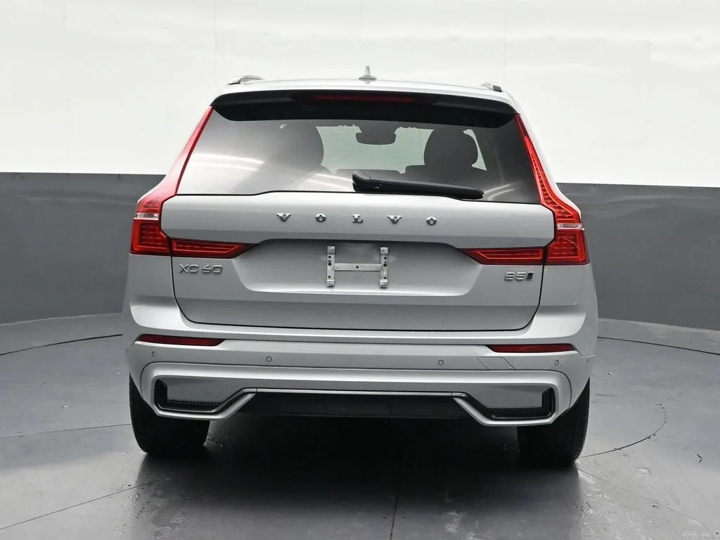 2024 Volvo XC60 Plus Dark Theme photo 5