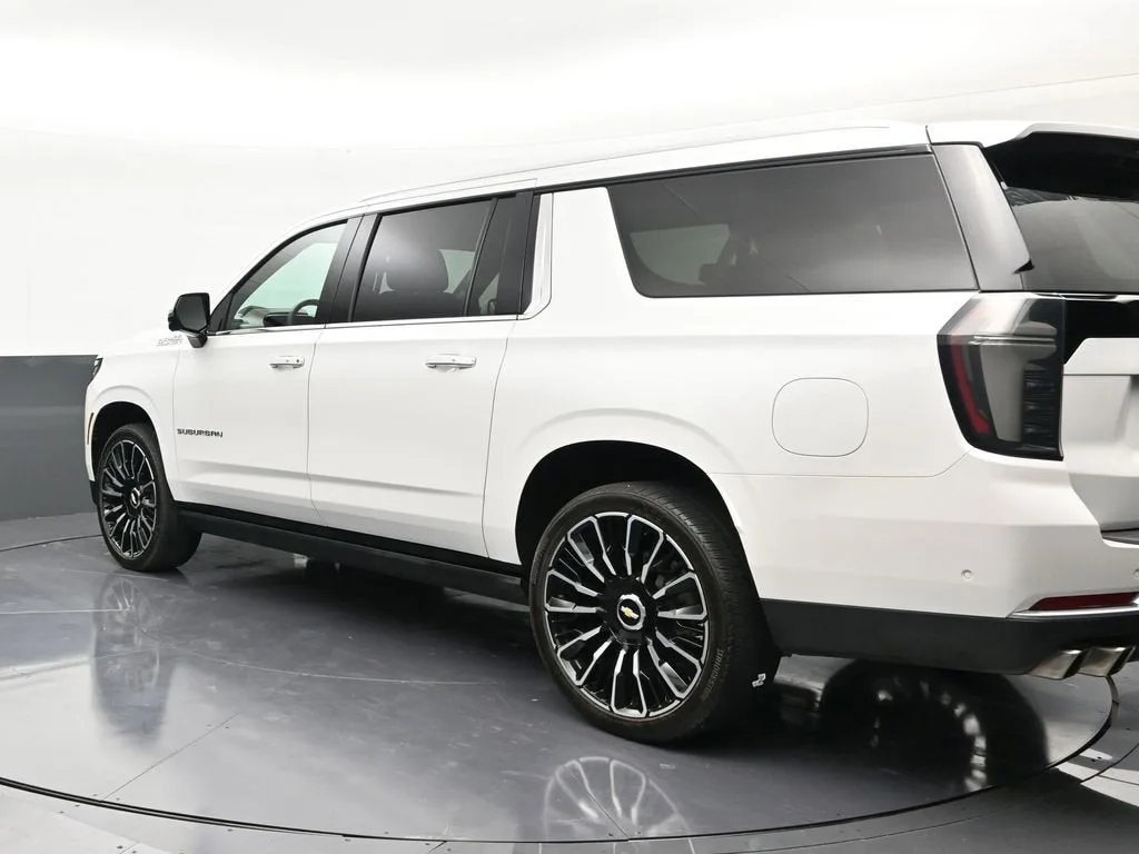 2025 Chevrolet Suburban High Country photo 3