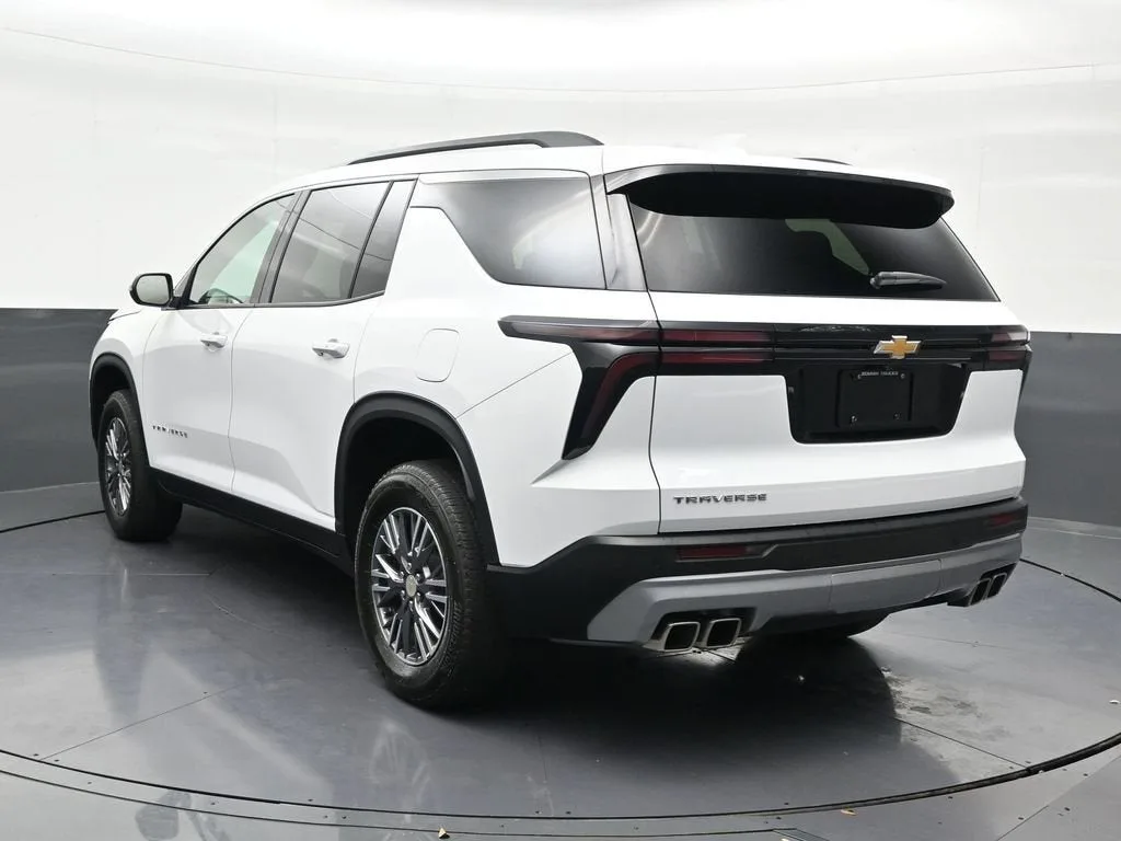 2025 Chevrolet Traverse LT photo 3