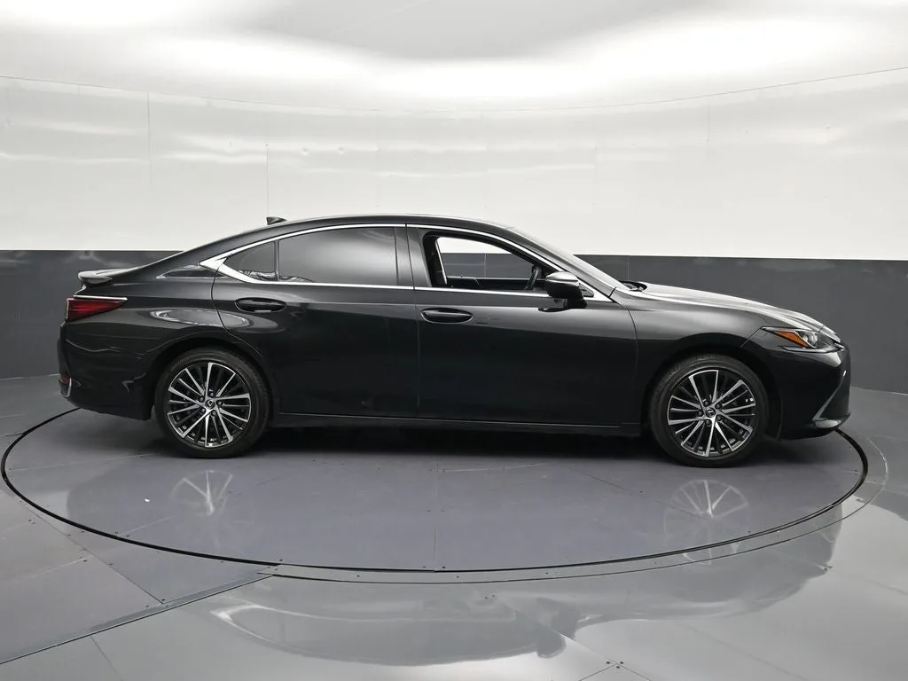 2025 Lexus ES 300h photo 4