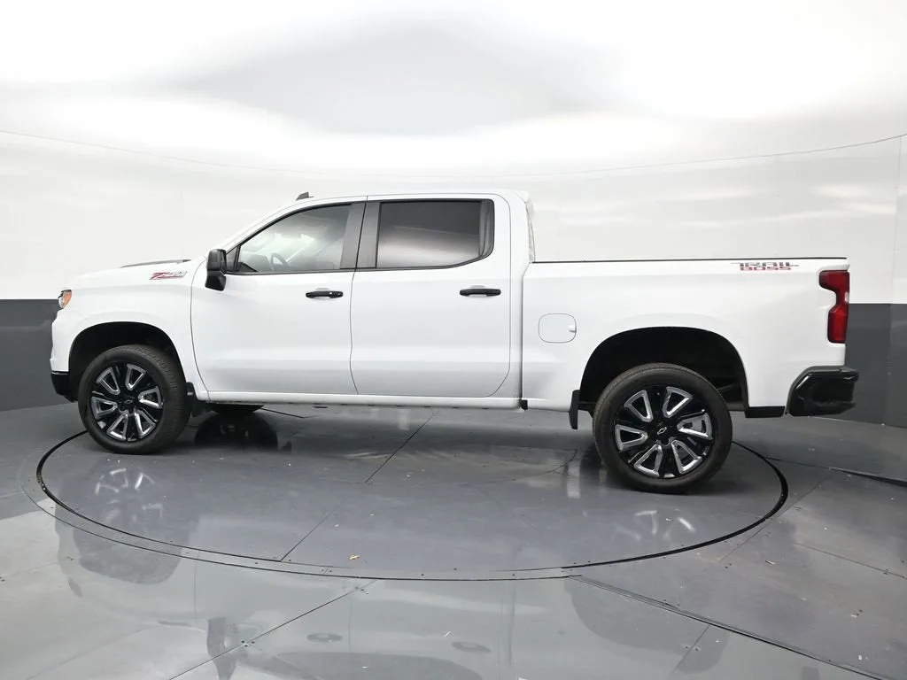 2022 Chevrolet Silverado 1500 LT Trail Boss photo 2