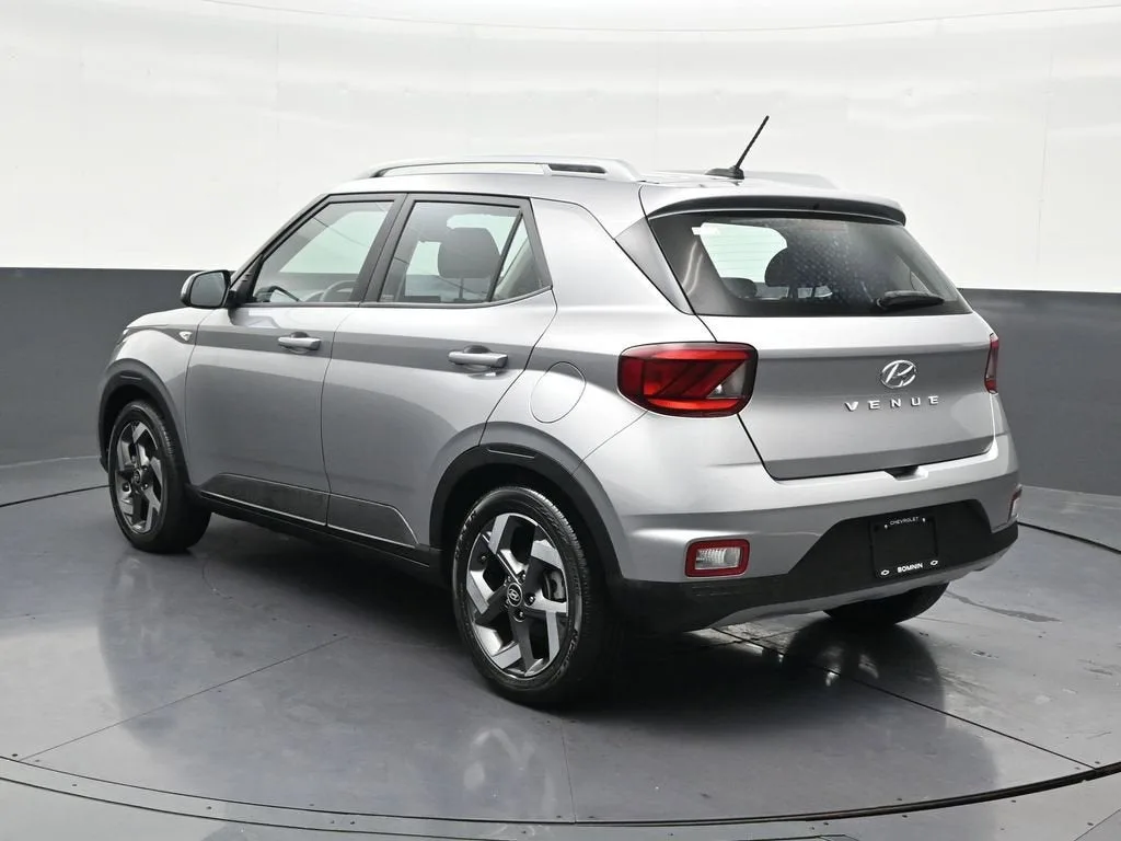 2023 Hyundai Venue SEL photo 3