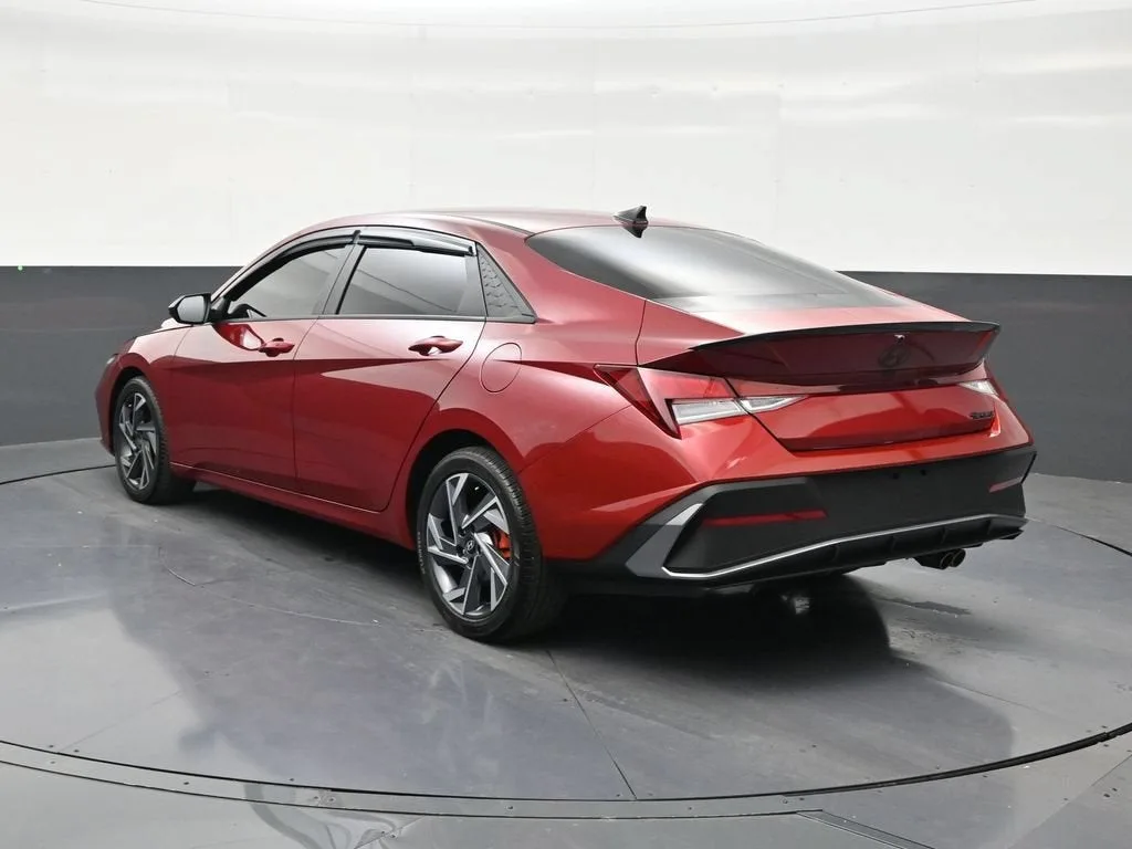 2025 Hyundai Elantra SEL Sport photo 3