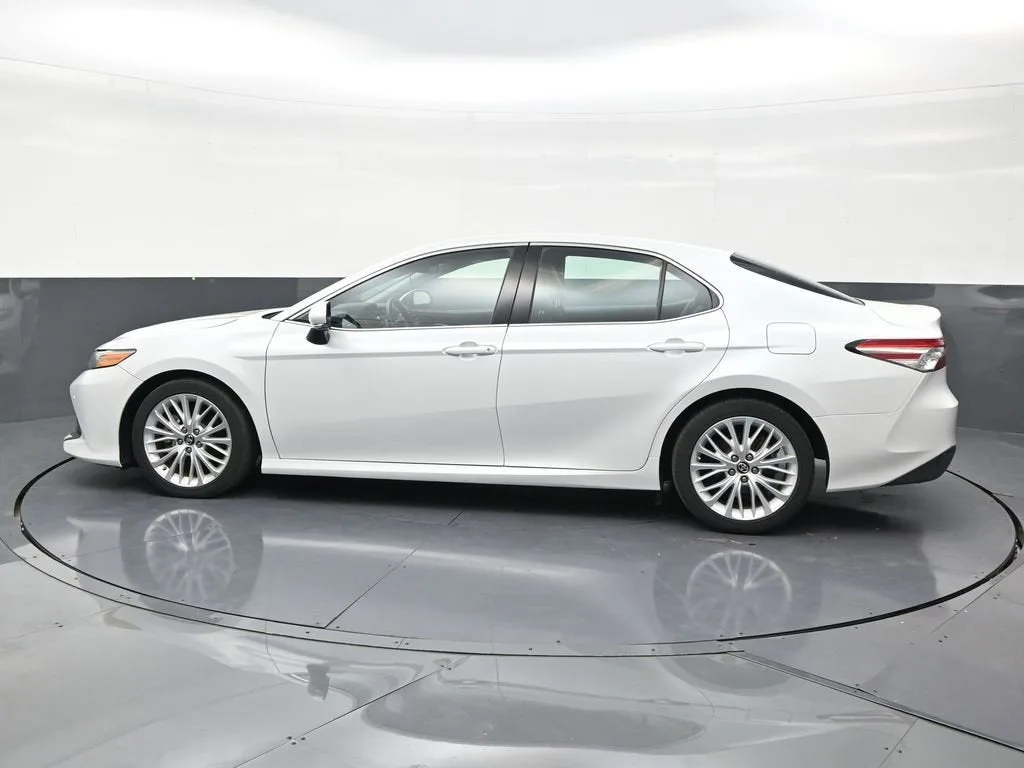 2018 Toyota Camry XLE photo 2