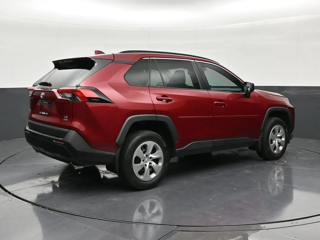 2021 Toyota RAV4 LE photo 5