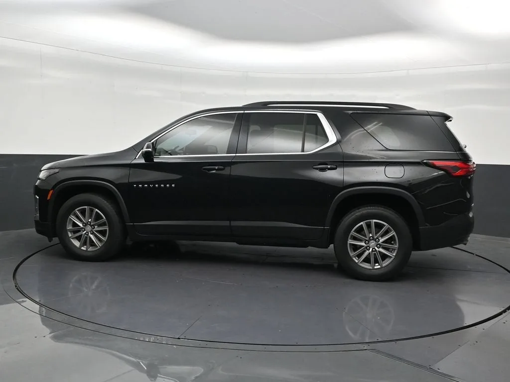 2023 Chevrolet Traverse LT Cloth photo 2