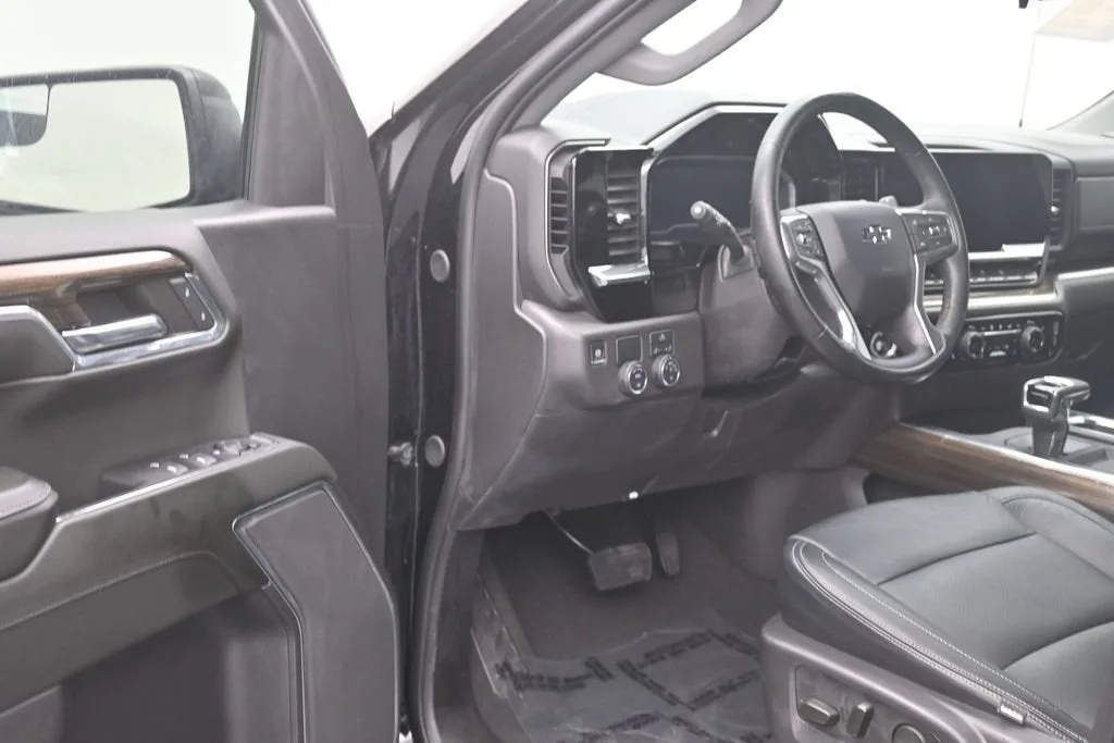2024 Chevrolet Silverado 1500 RST photo 11