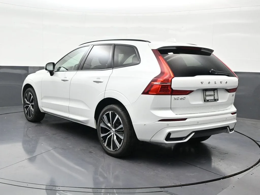 2023 Volvo XC60 B5 Plus Dark Theme photo 3
