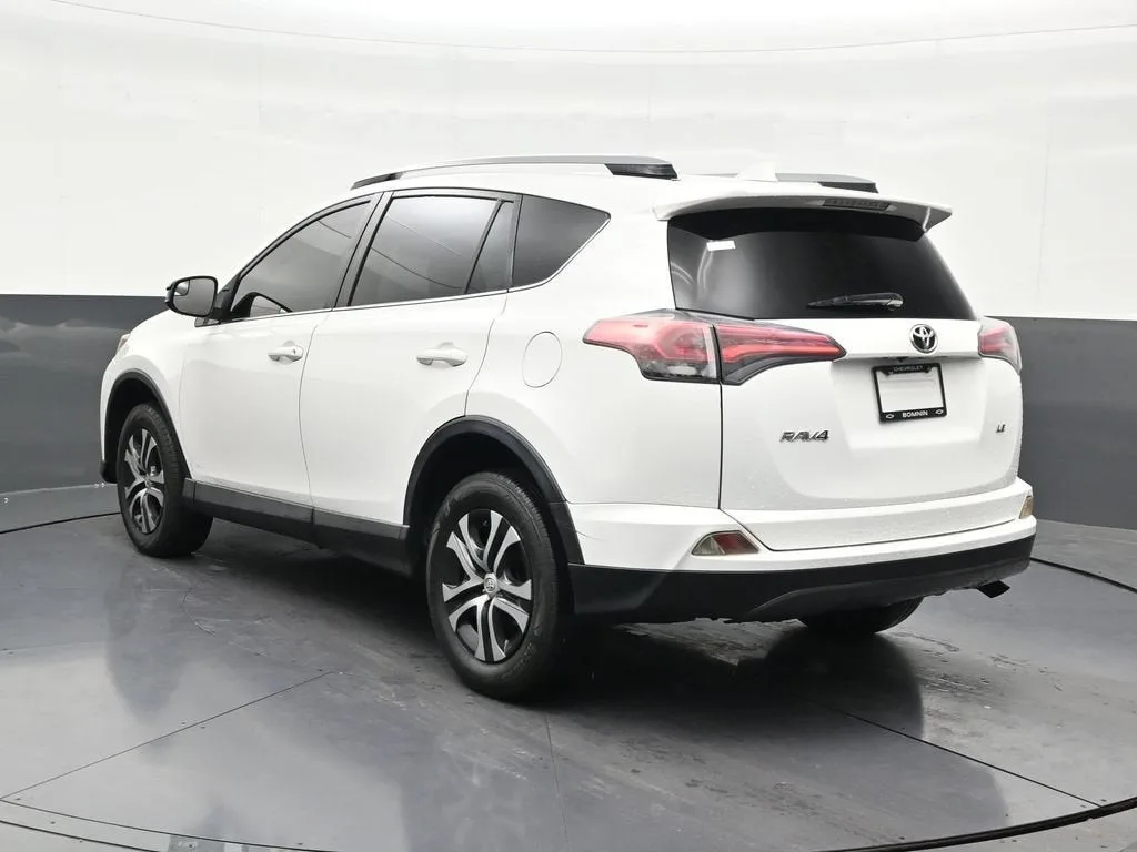 2018 Toyota RAV4 LE photo 3