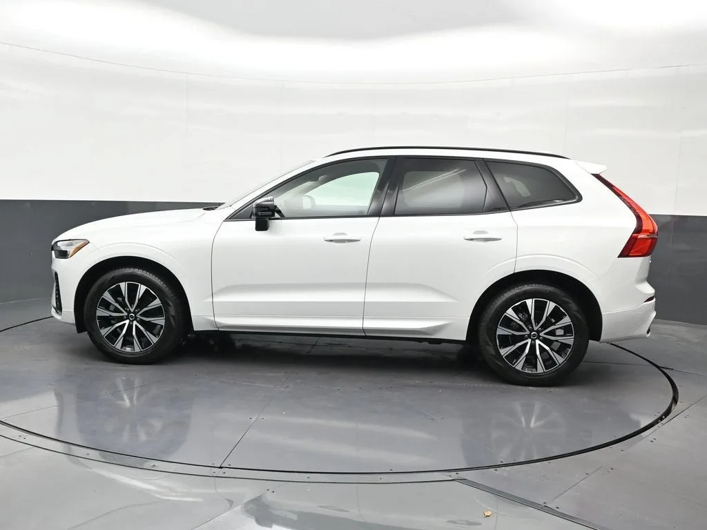 2024 Volvo XC60 B5 Core Dark Theme photo 2