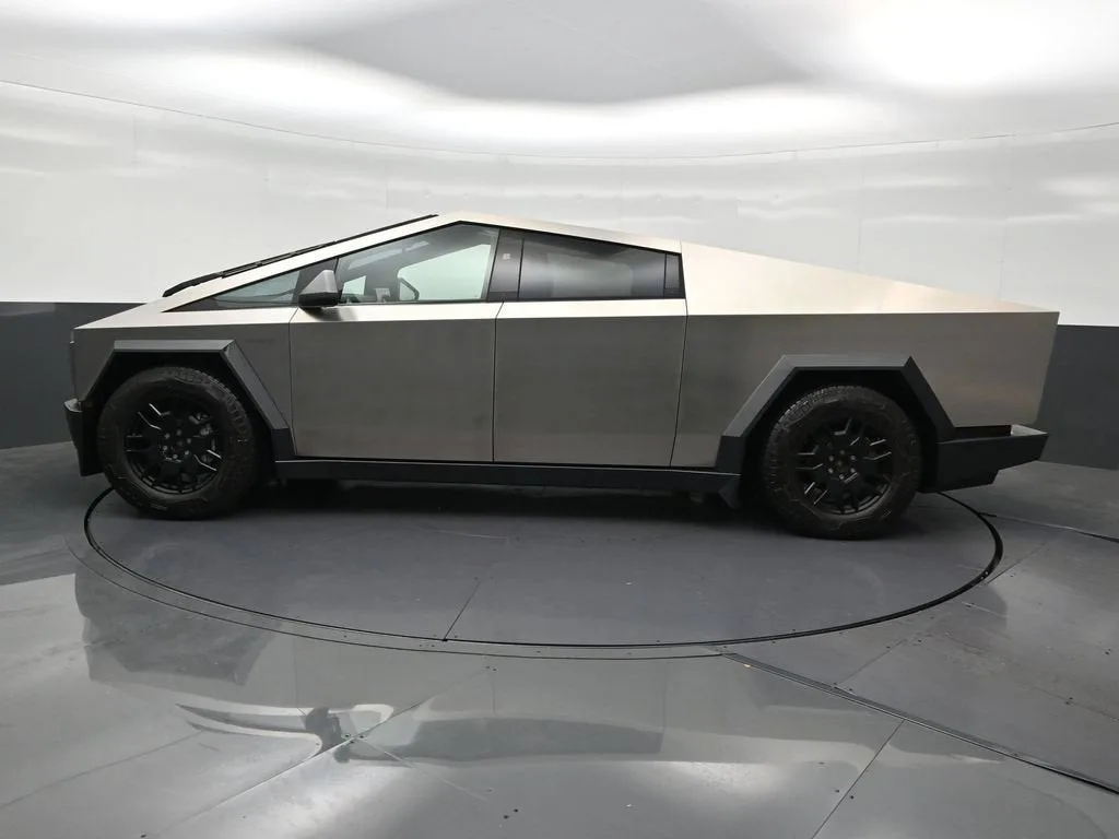 2024 Tesla Cybertruck All-Wheel Drive photo 2