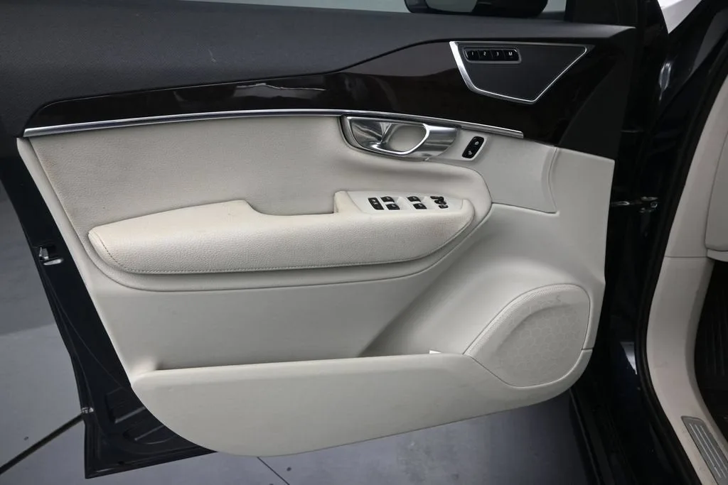 2017 Volvo XC90 T6 Momentum photo 10