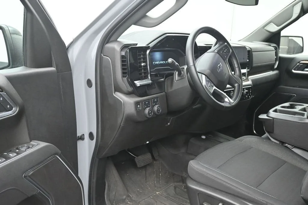 2025 Chevrolet Silverado 1500 RST photo 10