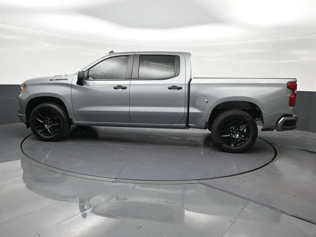 2025 Chevrolet Silverado 1500 Custom photo 2