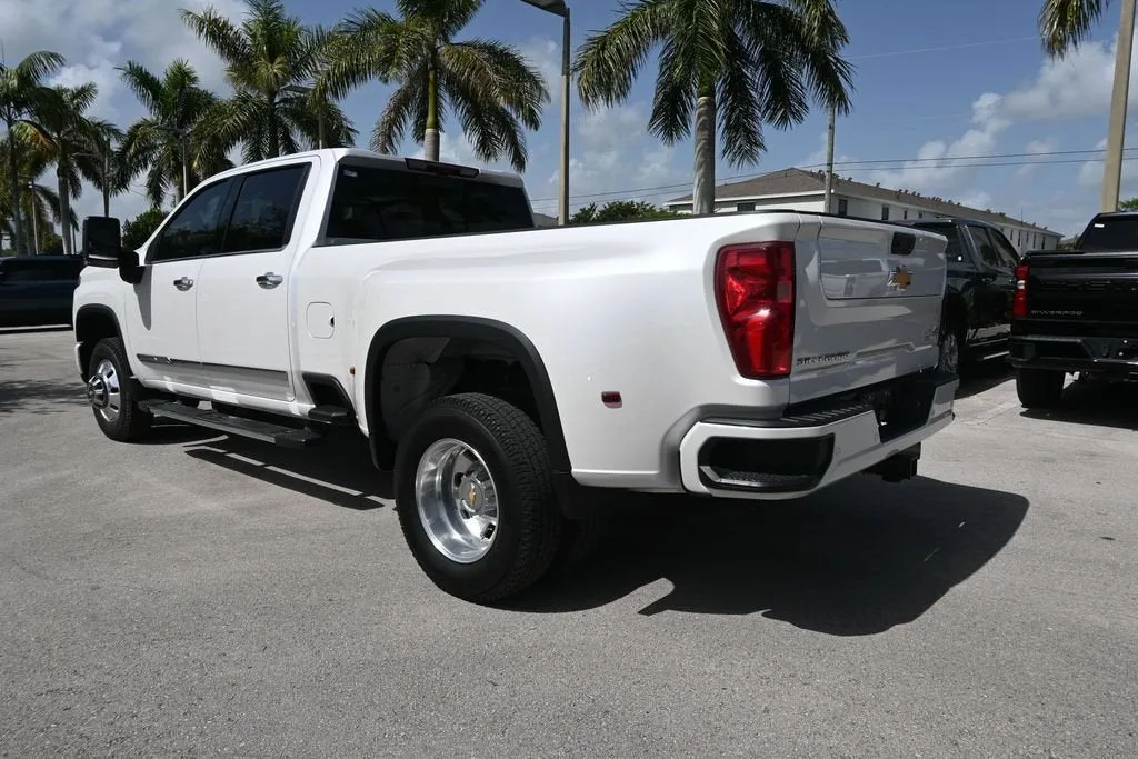 2025 Chevrolet Silverado 3500 HD High Country DRW photo 9