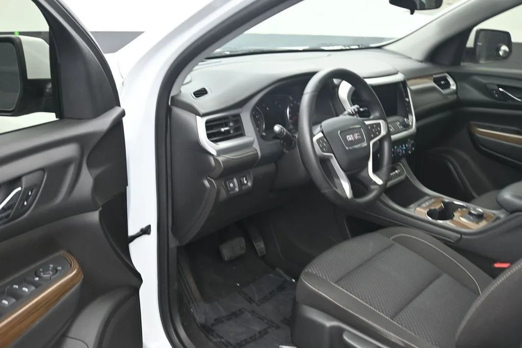 2023 GMC Acadia SLE photo 10