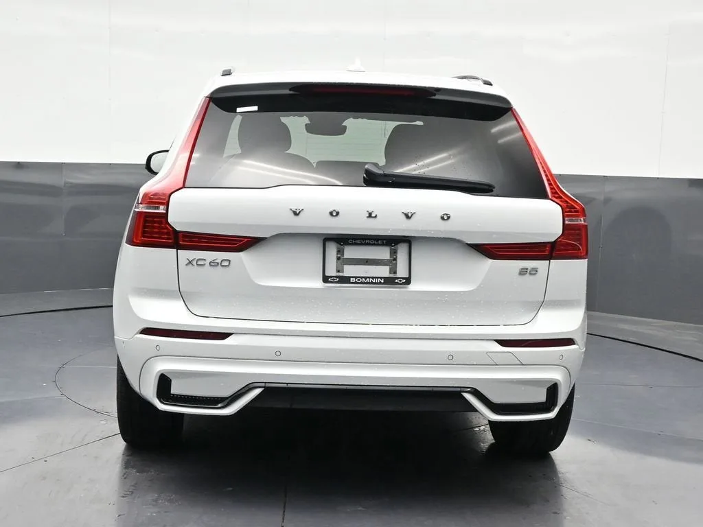 2023 Volvo XC60 B5 Plus Dark Theme photo 5