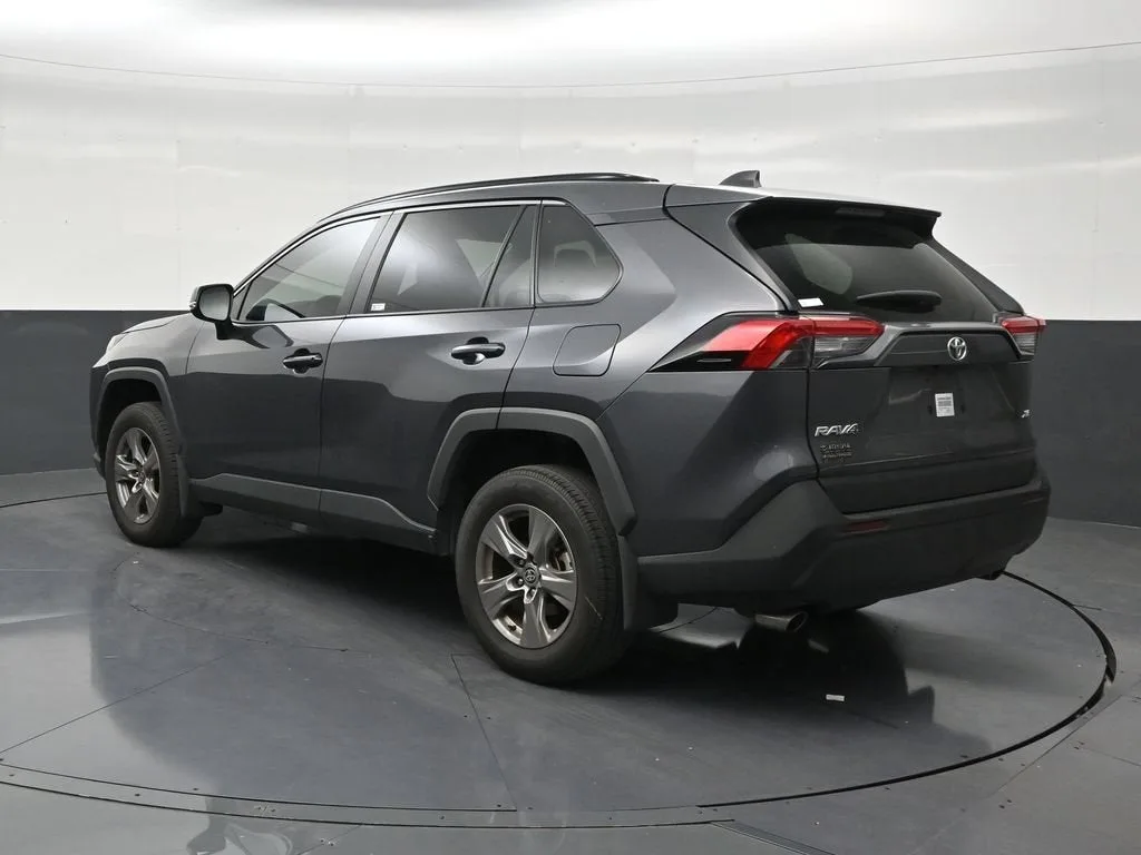 2024 Toyota RAV4 XLE photo 3